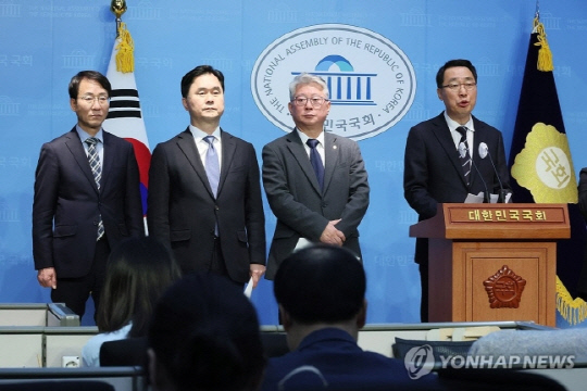 14일 국회 소통관에서 더불어민주당 비주류 모임 '원칙과 상식' 의원들이 민주당 혁신 제안 기자회견을 하고 있다. 왼쪽부터 이원욱, 김종민, 조응천, 윤영찬. 연합뉴스